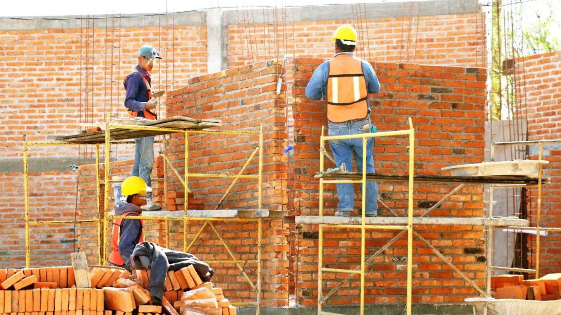 hombres trabajando construccion